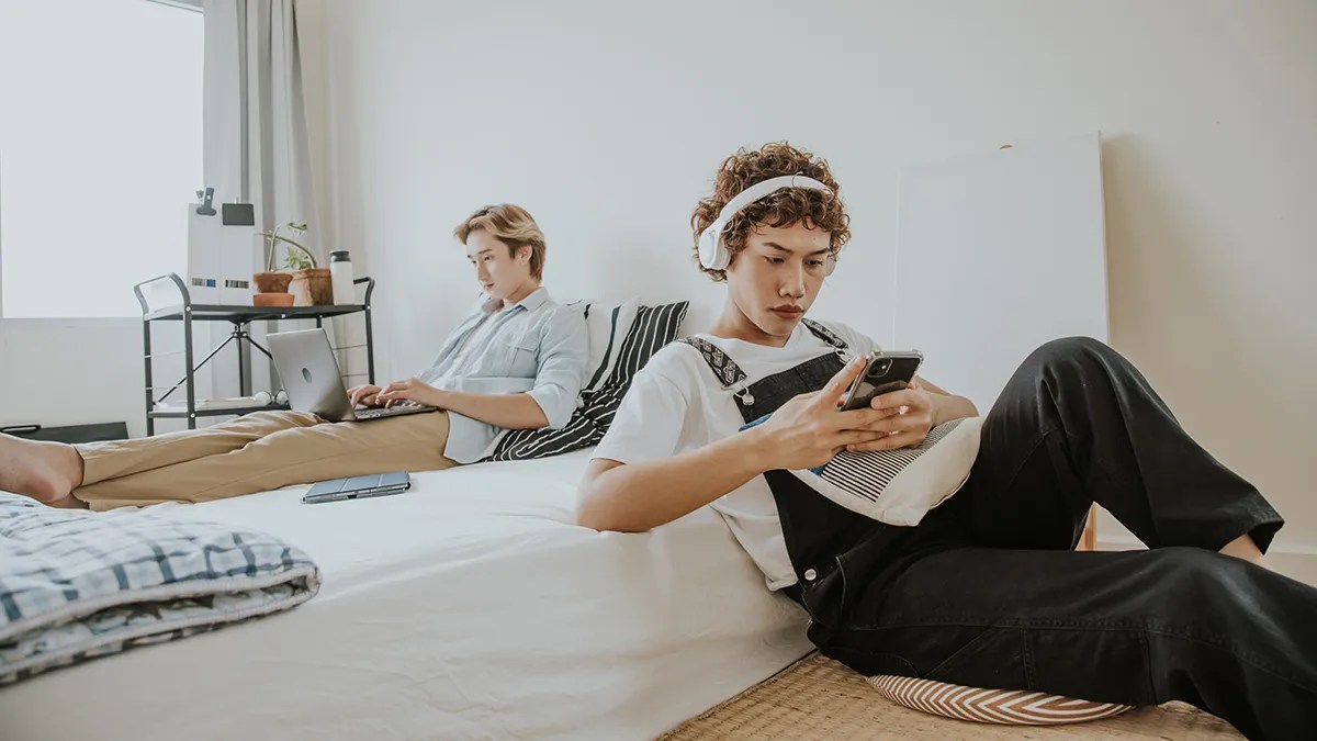 two-young-men-on-screens-in-bedroom-SEO